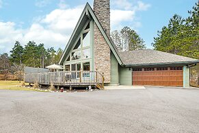 2 Mi to Sand Valley: Family Getaway w/ Deck!