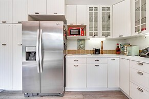 Pool, Deck: Wine Country Hideaway in Middletown!