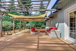Pool, Deck: Wine Country Hideaway in Middletown!