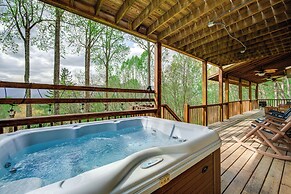 10 Mi to Waynesville: Cabin w/ Hot Tub & Mtn Views