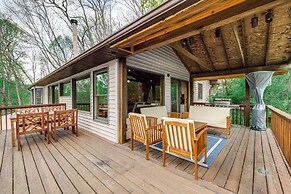 10 Mi to Waynesville: Cabin w/ Hot Tub & Mtn Views