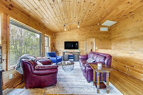 10 Mi to Waynesville: Cabin w/ Hot Tub & Mtn Views