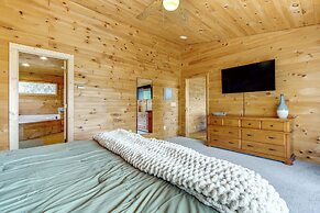 10 Mi to Waynesville: Cabin w/ Hot Tub & Mtn Views