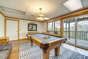 10 Mi to Waynesville: Cabin w/ Hot Tub & Mtn Views