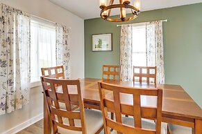 Walk to Private Beach & Boat Launch: Mayfield Home