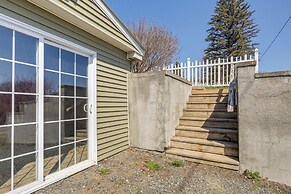 Walk to Private Beach & Boat Launch: Mayfield Home