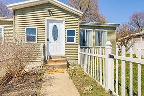 Walk to Private Beach & Boat Launch: Mayfield Home