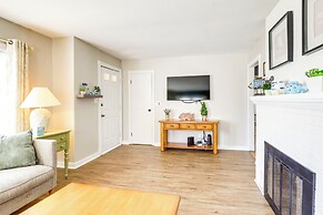 Walk to Private Beach & Boat Launch: Mayfield Home