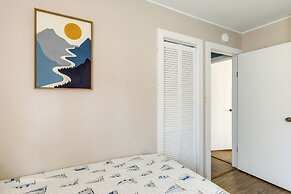 Walk to Private Beach & Boat Launch: Mayfield Home