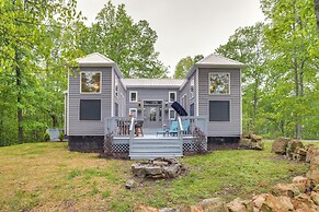 Cozy Couple's Retreat w/ Hot Tub in Smithville!