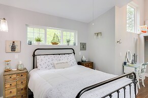 Cozy Couple's Retreat w/ Hot Tub in Smithville!