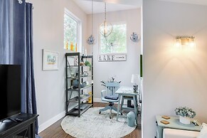 Cozy Couple's Retreat w/ Hot Tub in Smithville!