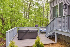 Cozy Couple's Retreat w/ Hot Tub in Smithville!