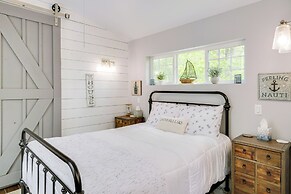 Cozy Couple's Retreat w/ Hot Tub in Smithville!