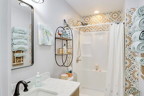 Cozy Couple's Retreat w/ Hot Tub in Smithville!