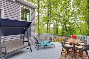 Cozy Couple's Retreat w/ Hot Tub in Smithville!