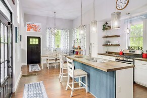 Cozy Couple's Retreat w/ Hot Tub in Smithville!