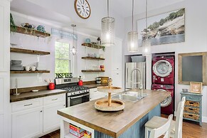 Cozy Couple's Retreat w/ Hot Tub in Smithville!