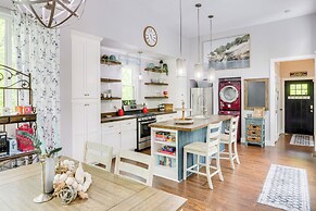 Cozy Couple's Retreat w/ Hot Tub in Smithville!