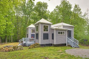 Cozy Couple's Retreat w/ Hot Tub in Smithville!