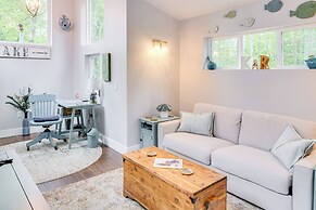 Cozy Couple's Retreat w/ Hot Tub in Smithville!