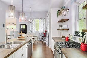 Cozy Couple's Retreat w/ Hot Tub in Smithville!