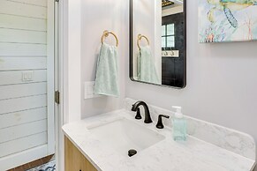 Cozy Couple's Retreat w/ Hot Tub in Smithville!