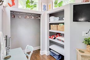 Cozy Couple's Retreat w/ Hot Tub in Smithville!