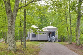 Cozy Couple's Retreat w/ Hot Tub in Smithville!