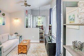 Cozy Couple's Retreat w/ Hot Tub in Smithville!