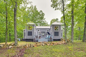 Cozy Couple's Retreat w/ Hot Tub in Smithville!