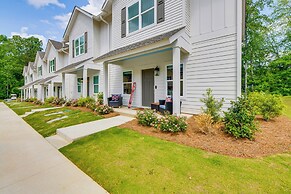 4 Mi to Auburn University: Townhome w/ Fenced Yard
