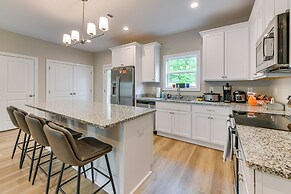 4 Mi to Auburn University: Townhome w/ Fenced Yard