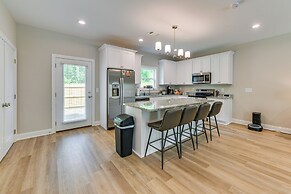 4 Mi to Auburn University: Townhome w/ Fenced Yard