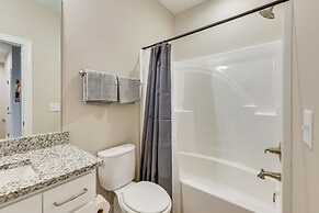 4 Mi to Auburn University: Townhome w/ Fenced Yard