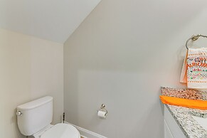 4 Mi to Auburn University: Townhome w/ Fenced Yard