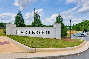 4 Mi to Auburn University: Townhome w/ Fenced Yard