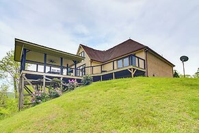 Walk to Marina: Water-view Dale Hollow Lake Escape