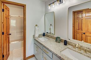 Walk to Marina: Water-view Dale Hollow Lake Escape