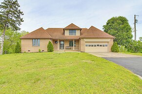 Walk to Marina: Water-view Dale Hollow Lake Escape