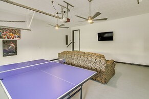 Walk to Marina: Water-view Dale Hollow Lake Escape