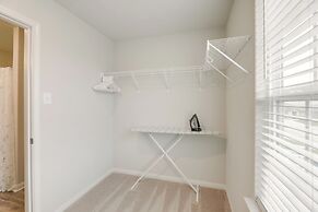 Pet-friendly Home w/ Fenced Yard in Manor