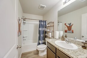 Pet-friendly Home w/ Fenced Yard in Manor