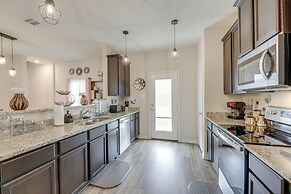 Pet-friendly Home w/ Fenced Yard in Manor