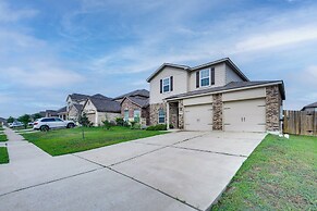 Pet-friendly Home w/ Fenced Yard in Manor