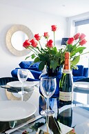 Luxurious 2 Bedroom Apartment - Free Parking