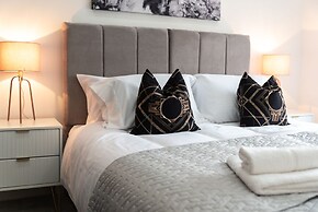 Luxurious 2 Bedroom Apartment - Free Parking