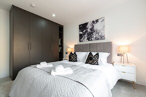 Luxurious 2 Bedroom Apartment - Free Parking