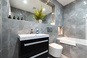Luxurious 2 Bedroom Apartment - Free Parking