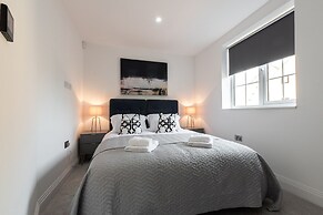 Luxurious 2 Bedroom Apartment - Free Parking